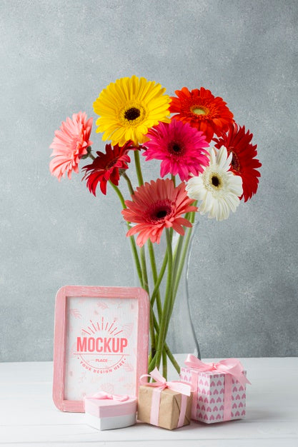 Free Front View Of Vase With Daisies With Frame And Gifts Psd