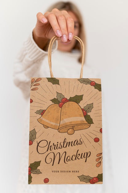 Free Front View Of Woman Holding Christmas Paper Bag Psd
