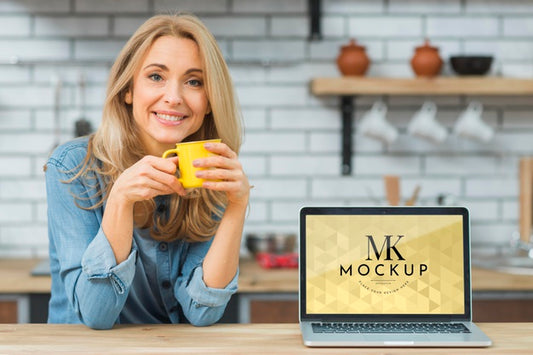 Free Front View Of Woman In The Kitchen With Coffee And Laptop Psd