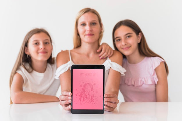 Free Girls Presenting Tablet Mockup For Mothers Day Psd