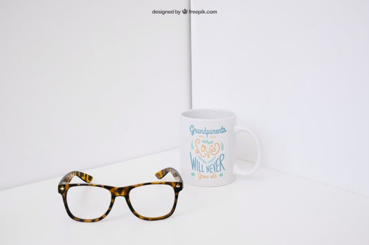Free Glasses In Front Of Mug Psd