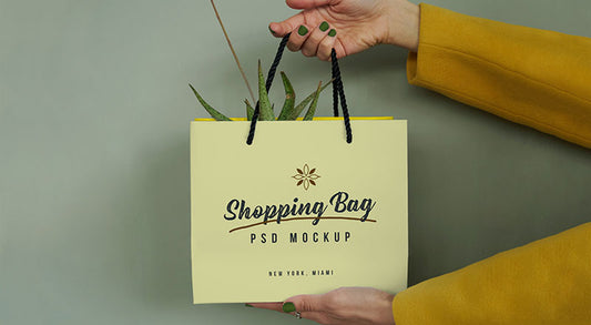 Free Hand Holding Shopping Bag Mockup Psd