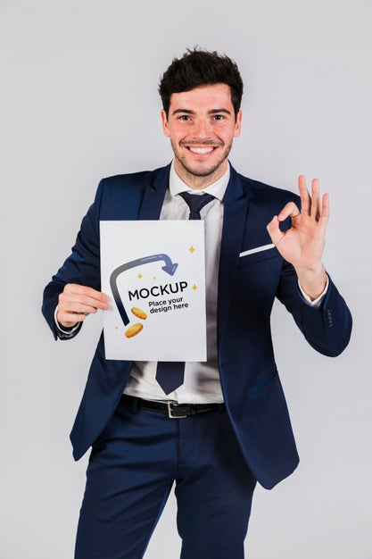 Free Happy Man Holding A Placard Concept Mock-Up Psd