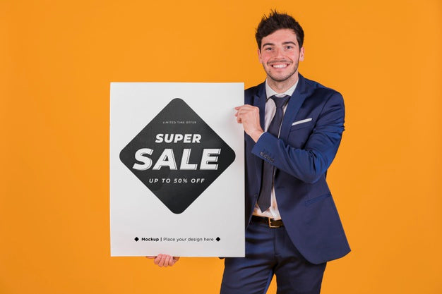 Free Happy Man Holding A Placard Concept Mock-Up Psd