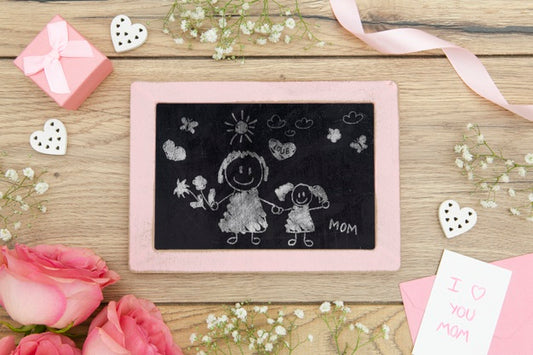 Free Happy Mother'S Day With Blackboard Drawing And Roses Psd