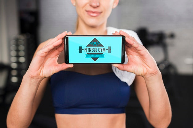 Free Happy Sporty Woman Presenting Smartphone Mockup Psd