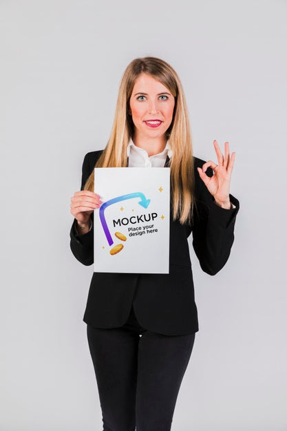 Free Happy Woman Holding A Placard Concept Mock-Up Psd
