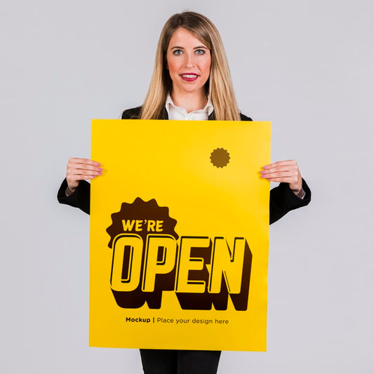 Free Happy Woman Holding A Placard Concept Mock-Up Psd