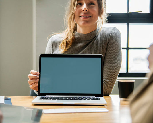 Free Happy Woman With A Blank Laptop Screen Psd