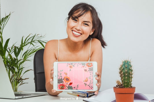 Free Happy Woman With Tablet'S Mock Up In The Office Psd