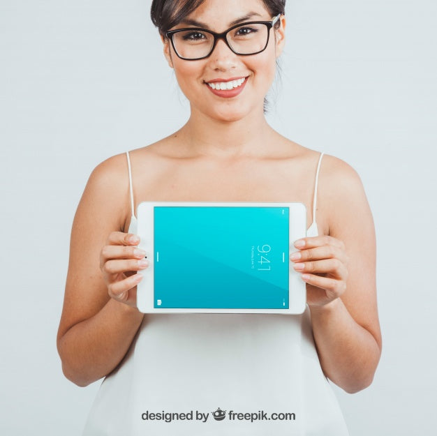 Free Happy Woman With Tablet'S Mock Up Psd