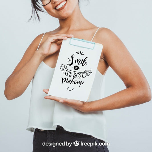 Free Happy Young Woman With Clipboard With Mock Up Design Psd