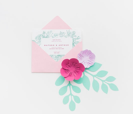 Free Invitation Mock-Up With Paper Flowers On White Background Psd