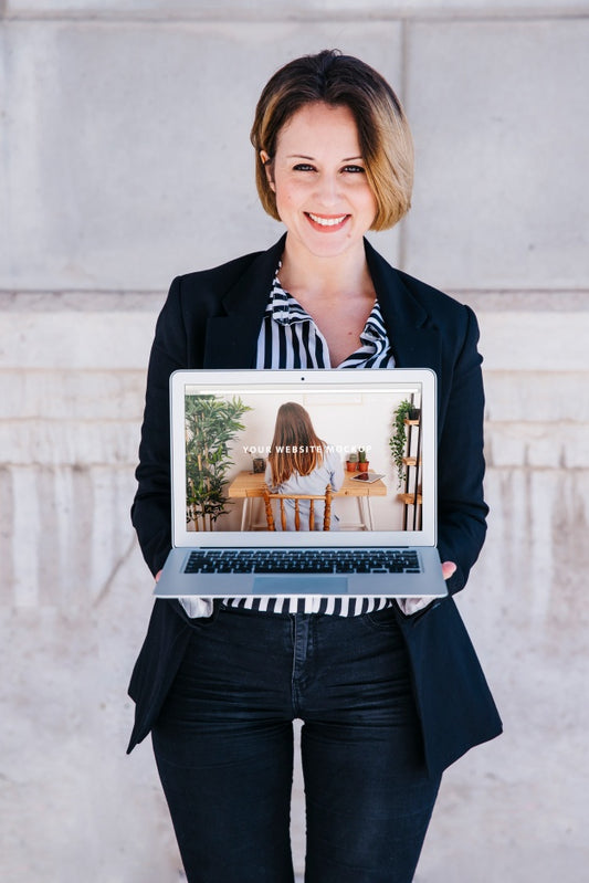 Free Laptop Mockup With Businesswoman Psd