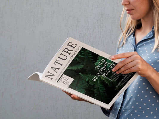 Free Lateral View Woman Holding A Nature Magazine Psd