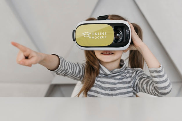 Free Little Girl With Virtual Reality Headset Pointing Psd