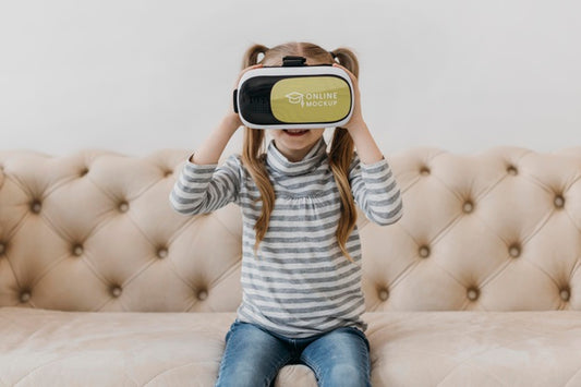 Free Little Girl With Virtual Reality Headset Psd