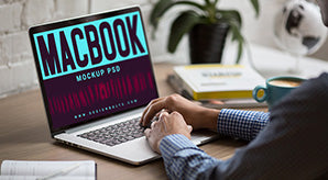 Free Macbook On Office Table Photo Mockup Psd