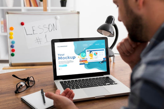 Free Man At Desk With Laptop Mock-Up Psd