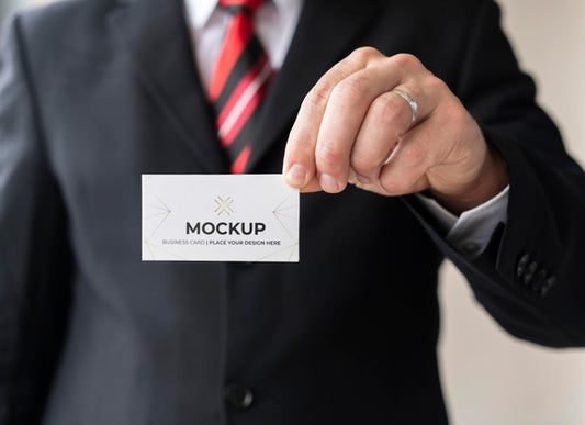 Free Man Holding Business Card Mock-Up With One Hand Psd