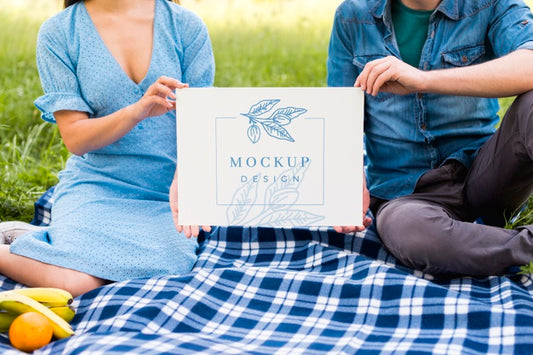 Free Medium Shot Of Couple Holding Picnic Mock-Up Psd