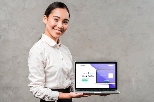 Free Medium Shot Woman Holding Laptop Psd