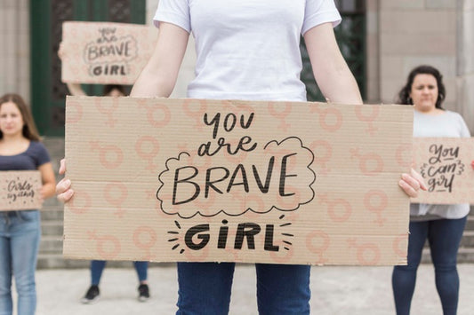 Free Mock-Up Womens With Messages On Cartoon Board Psd
