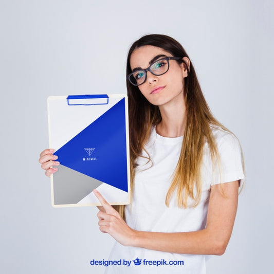 Free Mockup Concept Of Young Woman Presenting Clipboard Psd