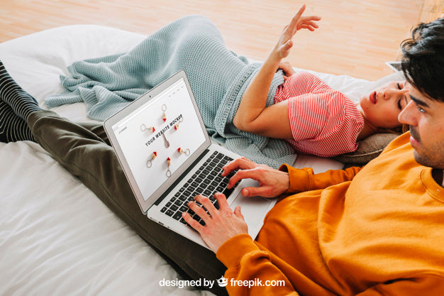 Free Modern Couple With Laptop In Bed Psd