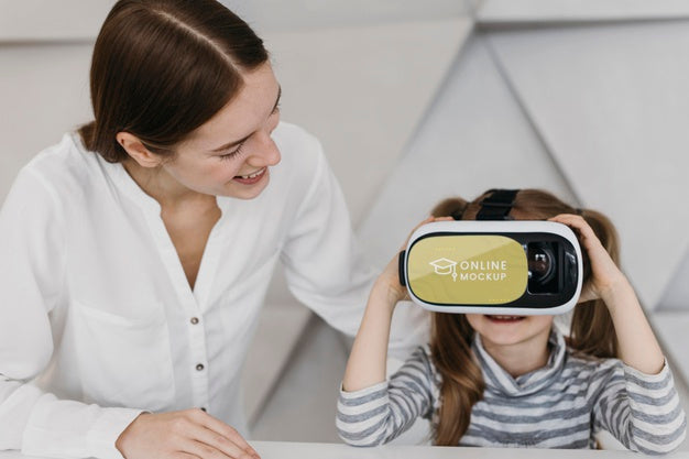 Free Mother And Little Girl With Virtual Reality Headset Psd