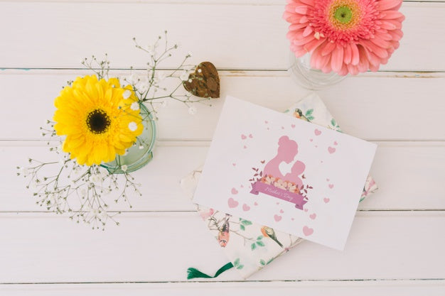 Free Mothers Day Card Mockup With Flowers Psd