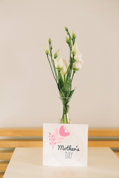 Free Mothers Day Card Mockup With Flowers Psd