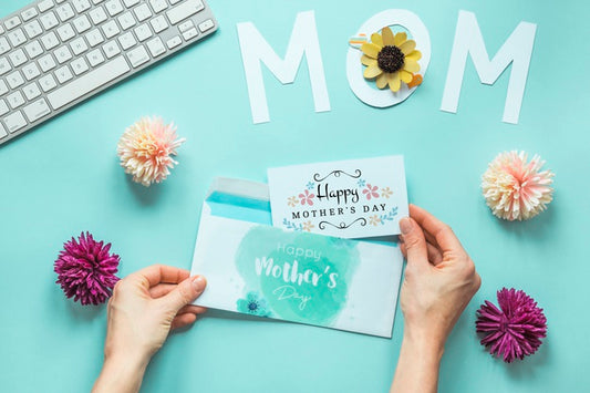 Free Mothers Day Card Mockup With Flowers Psd