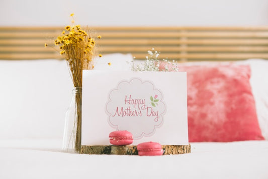 Free Mothers Day Card Mockup With Flowers Psd