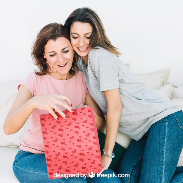 Free Mothers Day Mockup With Daughter And Mother Looking Into Bag Psd