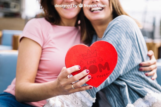 Free Mothers Day Mockup With Heart Psd