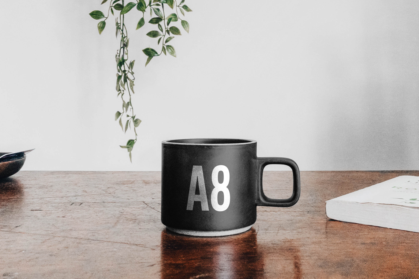 Free Mug On Table Mockup