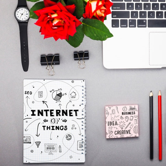 Free Notebook Mockup With Internet Objects Psd