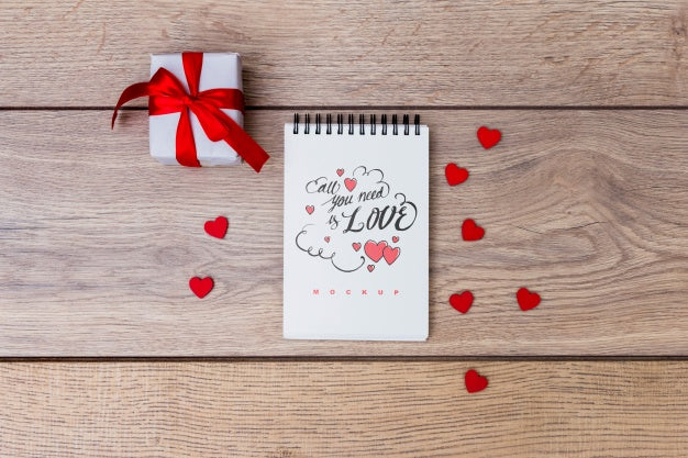 Free Notepad Mockup Next To Gift Box For Valentine Psd