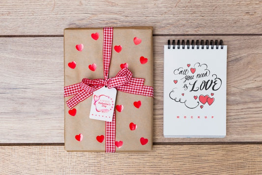 Free Notepad Mockup Next To Gift Box For Valentine Psd