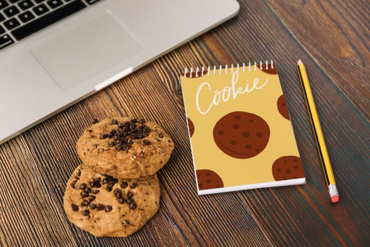 Free Notepad Mockup With Cookie Concept Psd