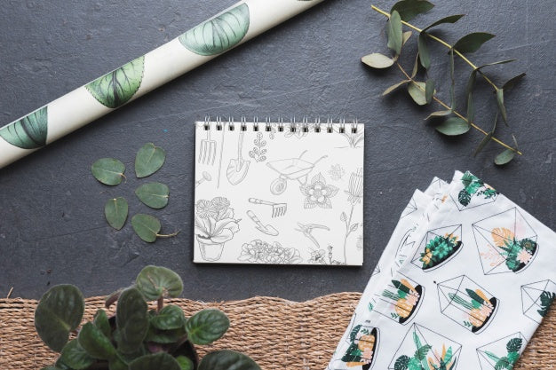 Free Notepad Mockup With Gardening Concept Psd