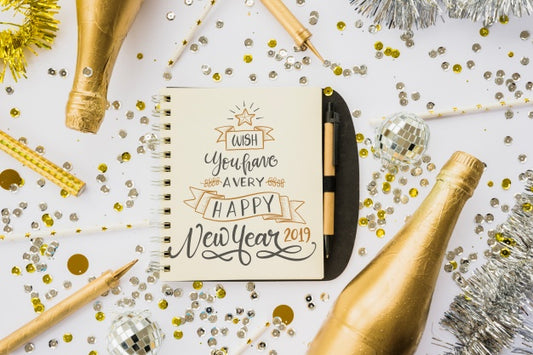 Free Notepad Mockup With New Year Decoration Psd