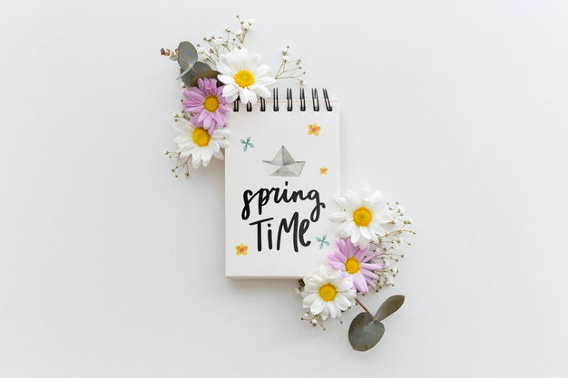 Free Notepad Mockup With Spring Flowers Psd