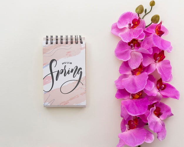 Free Notepad Mockup With Spring Flowers Psd
