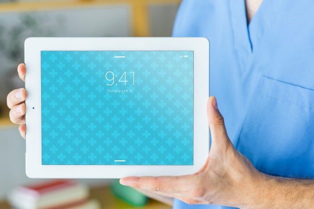 Free Nurse Presenting Tablet Psd