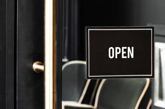 Free Open Sign Mockup On The Door Of A Cafe Psd