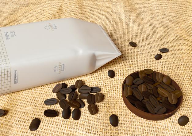 Free Paper Bag With Coffee Beans Mockup Psd
