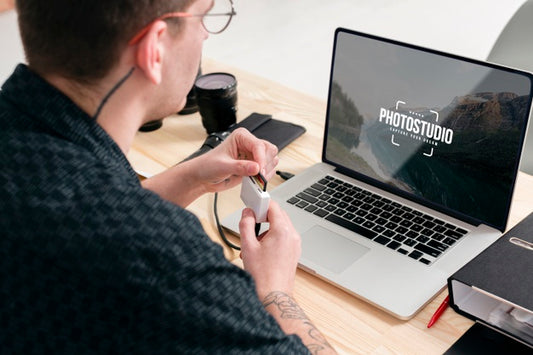 Free Photographer Working From Laptop Psd