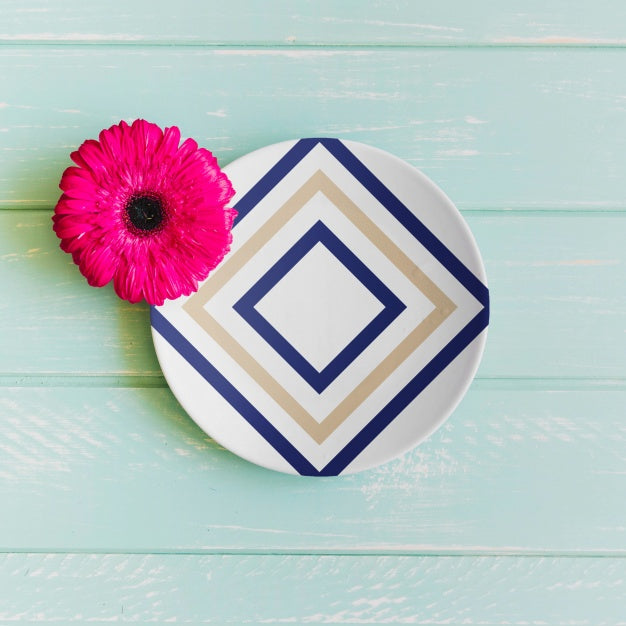 Free Plate Mockup With Pink Flower Psd